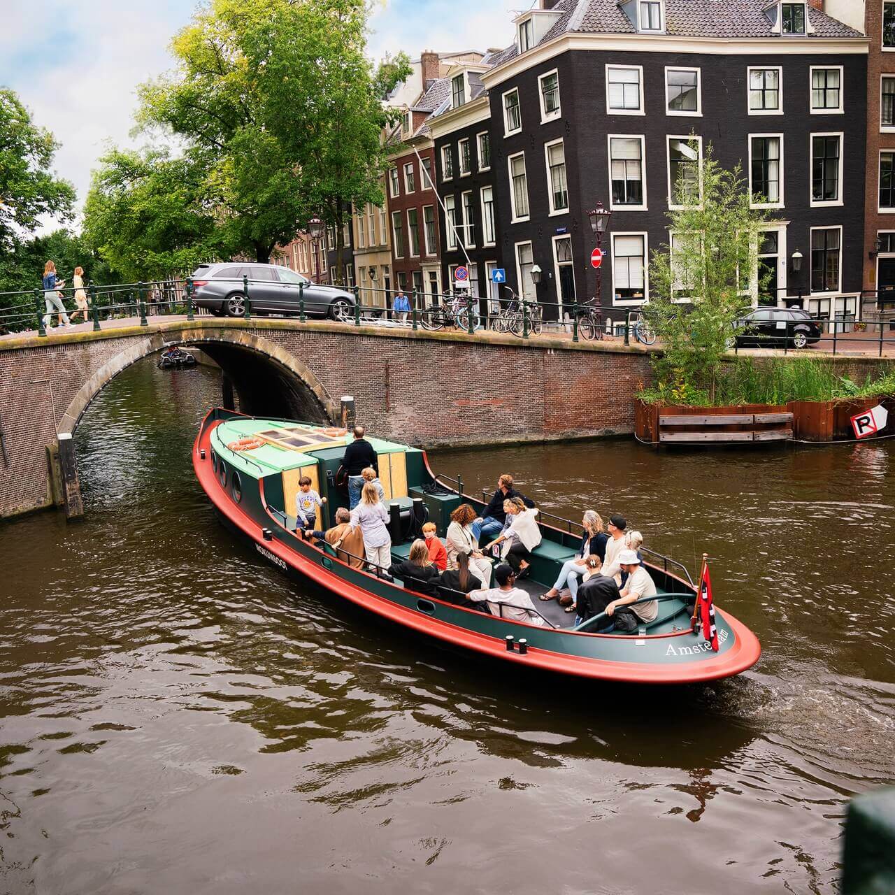 Cultuur ferry vaart onder brug door in Amsterdam